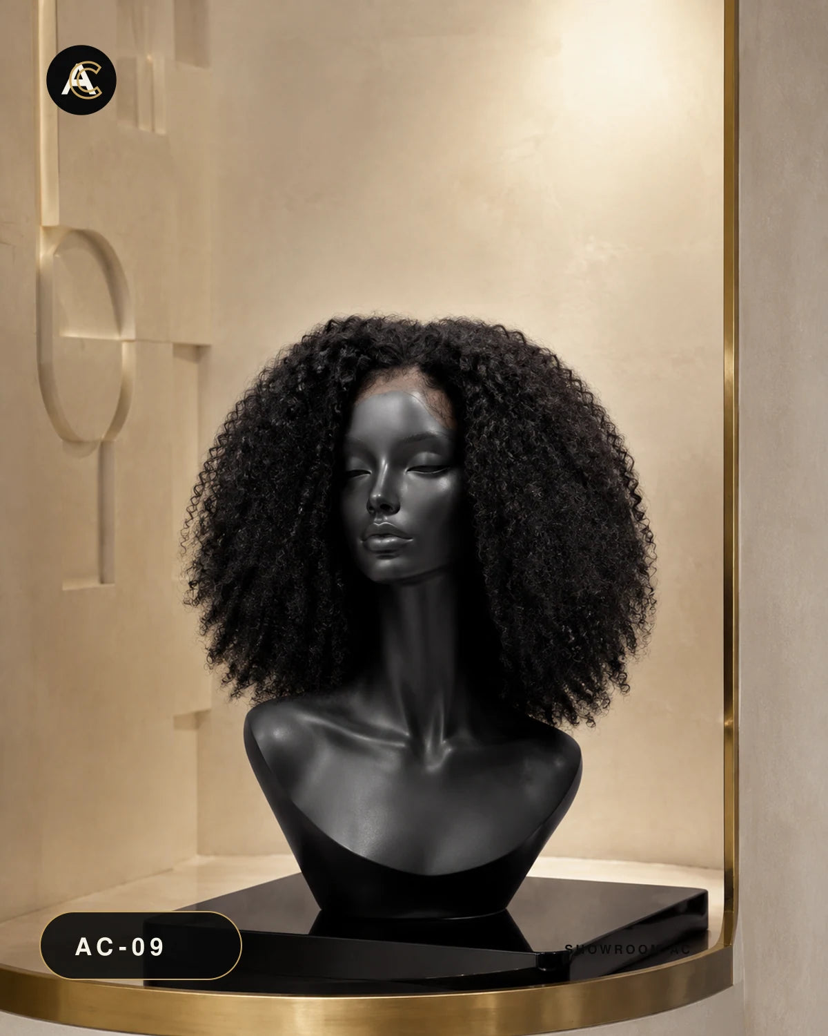 Kinky — 18" — présentation showroom AC sur mannequin noir