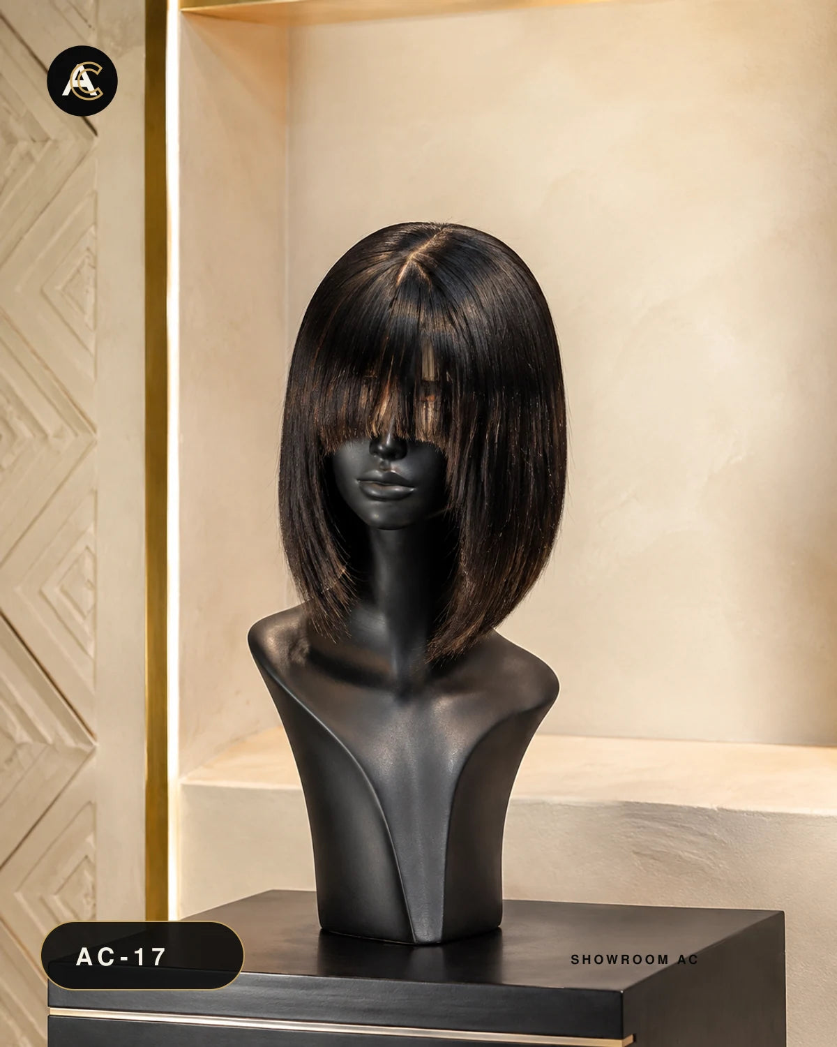 Petite Tête Frisée HD — présentation showroom AC sur mannequin noir