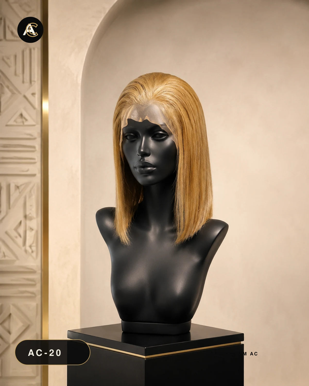 Coupe Carrée Kim Blonde Middle Brown — présentation showroom AC sur mannequin noir