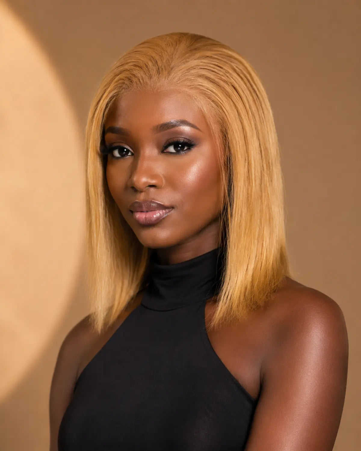 Coupe Carrée Kim Blonde Middle Brown portée par une femme sénégalaise — ALIOU CHEVEUX Dakar